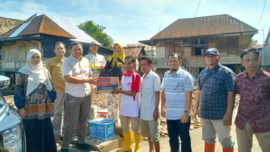 Komitmen Nyata Program TJSL : PT Riset Perkebunan Nusantara Melalui PPK Salurkan Bantuan Kebakaran di Sembawa