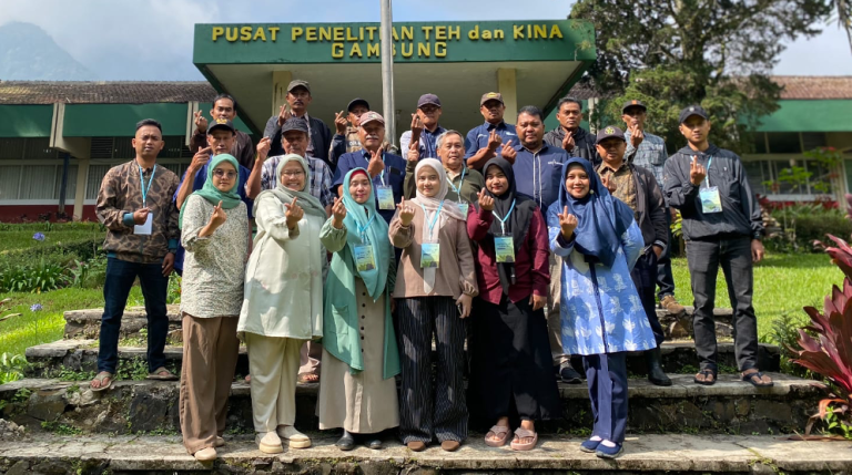 PT RPN Melalui Pusat Penelitian Teh dan Kina Selenggarakan Kelas Belajar Budidaya Teh: Tingkatkan Kapasitas Petani Teh Rakyat